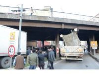 Tır Köprüde Sıkıştı, Trafik Felç Oldu