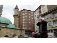 Öğle Ezanını Şadırvanın Çatısına Çıkarak Okudu