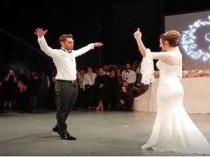 Hakan Çalhanoğlu , Gururumuz , Düğününde zeybek oynuyor