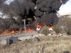 Ağrı'nın Tutak ilçesinde yolcu otobüsü ile yakıt yüklü bir tanker kafa kafaya çarpışırken iki araçta da yangın çıktı.